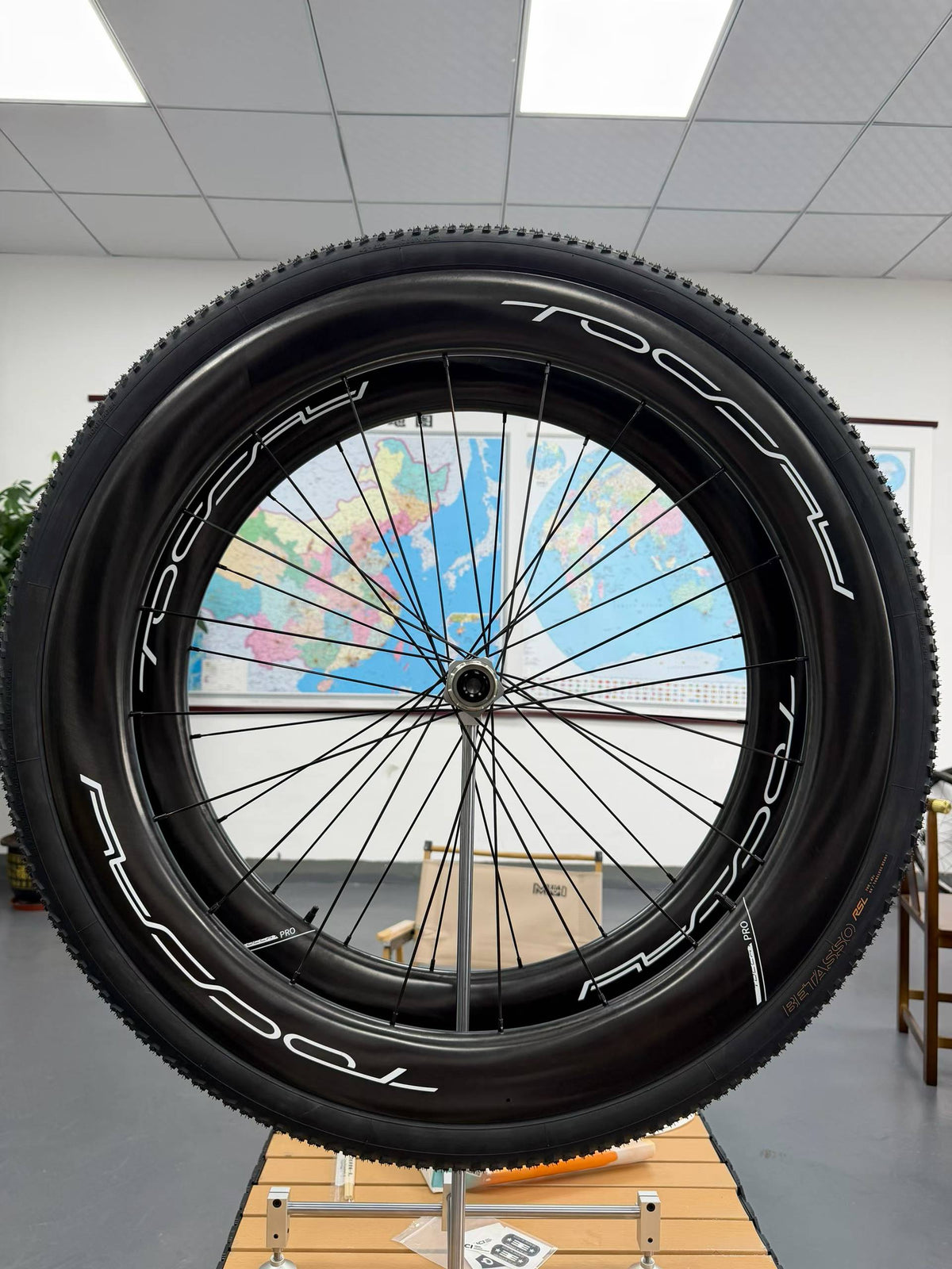 Aero Gravel Wheels vs Lightweight Gravel Wheels: Which Is Faster for Your Riding?