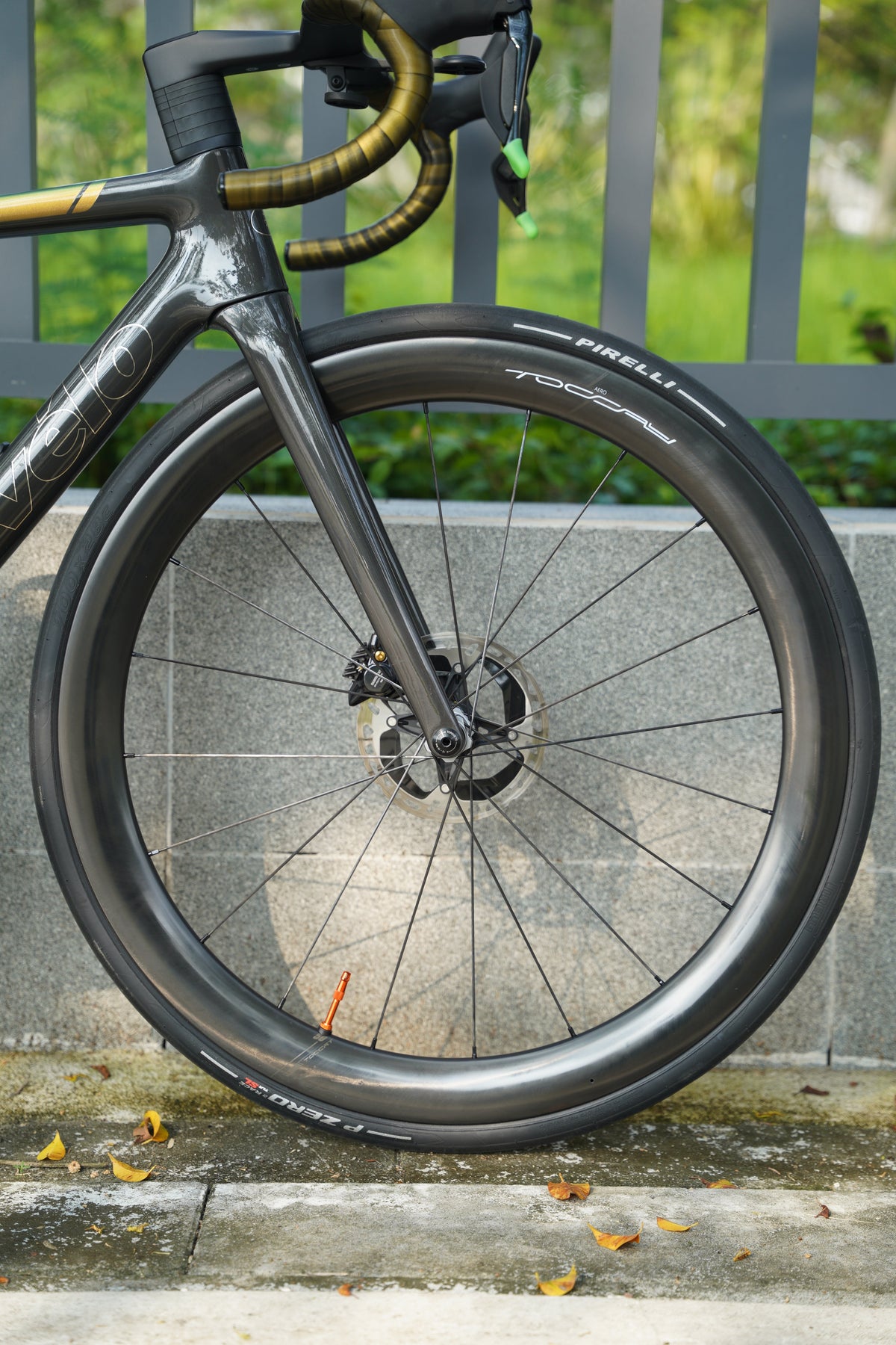 Road Bike Tire Pressure for Carbon Wheels: 28mm vs 30mm Setup Guide