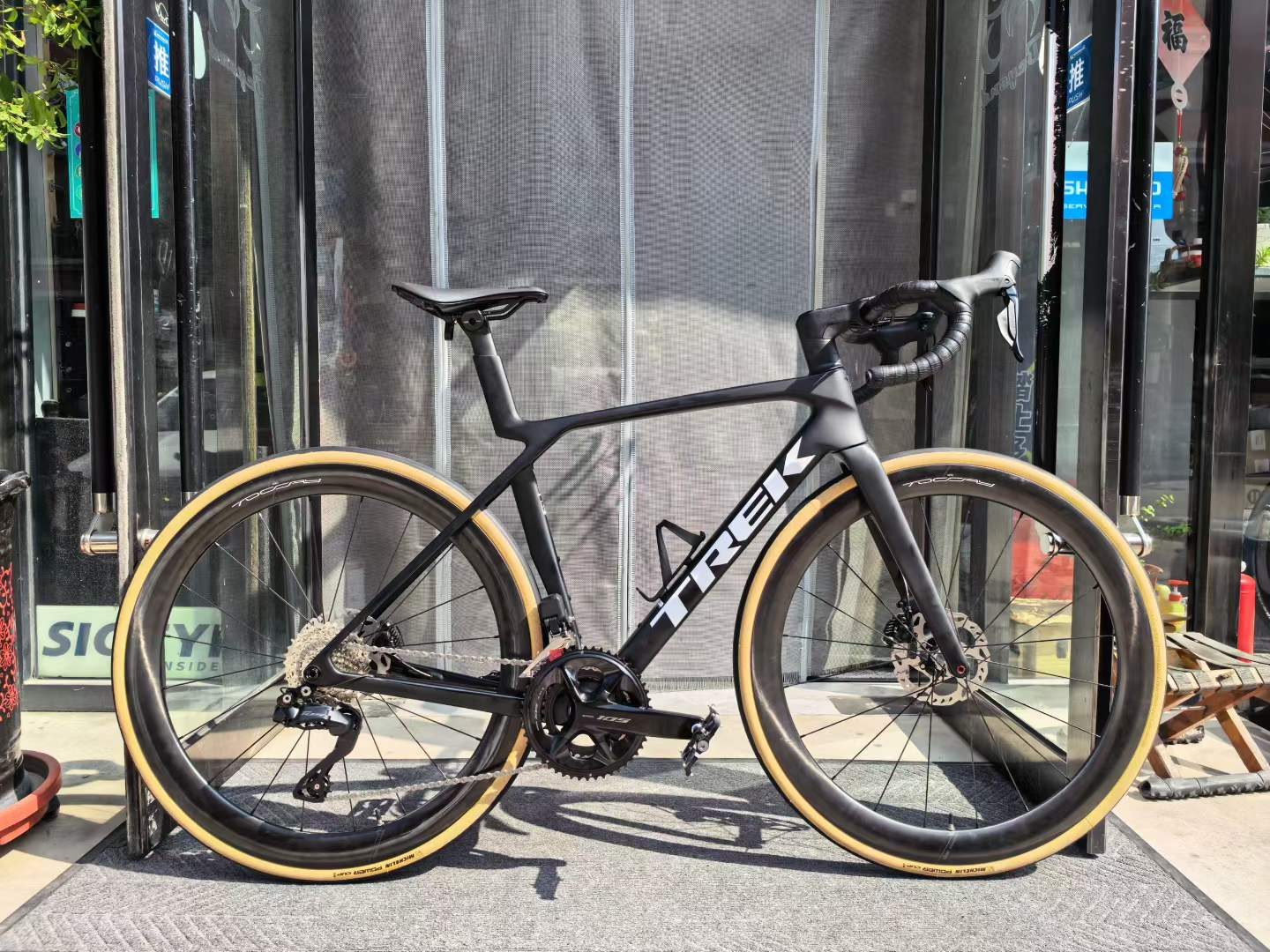 Sofia riding TOCCAY Ghost Gravel 58