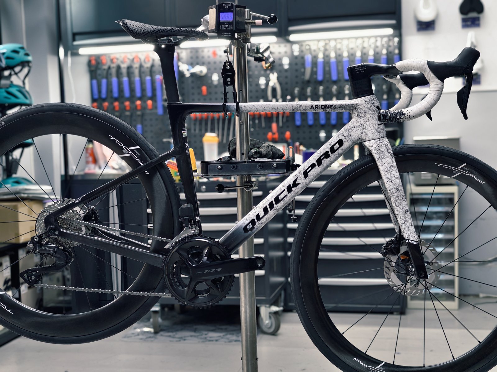 Isabelle racing Alpenbrevet Gold on TOCCAY AERO-50 Ghost CARBON