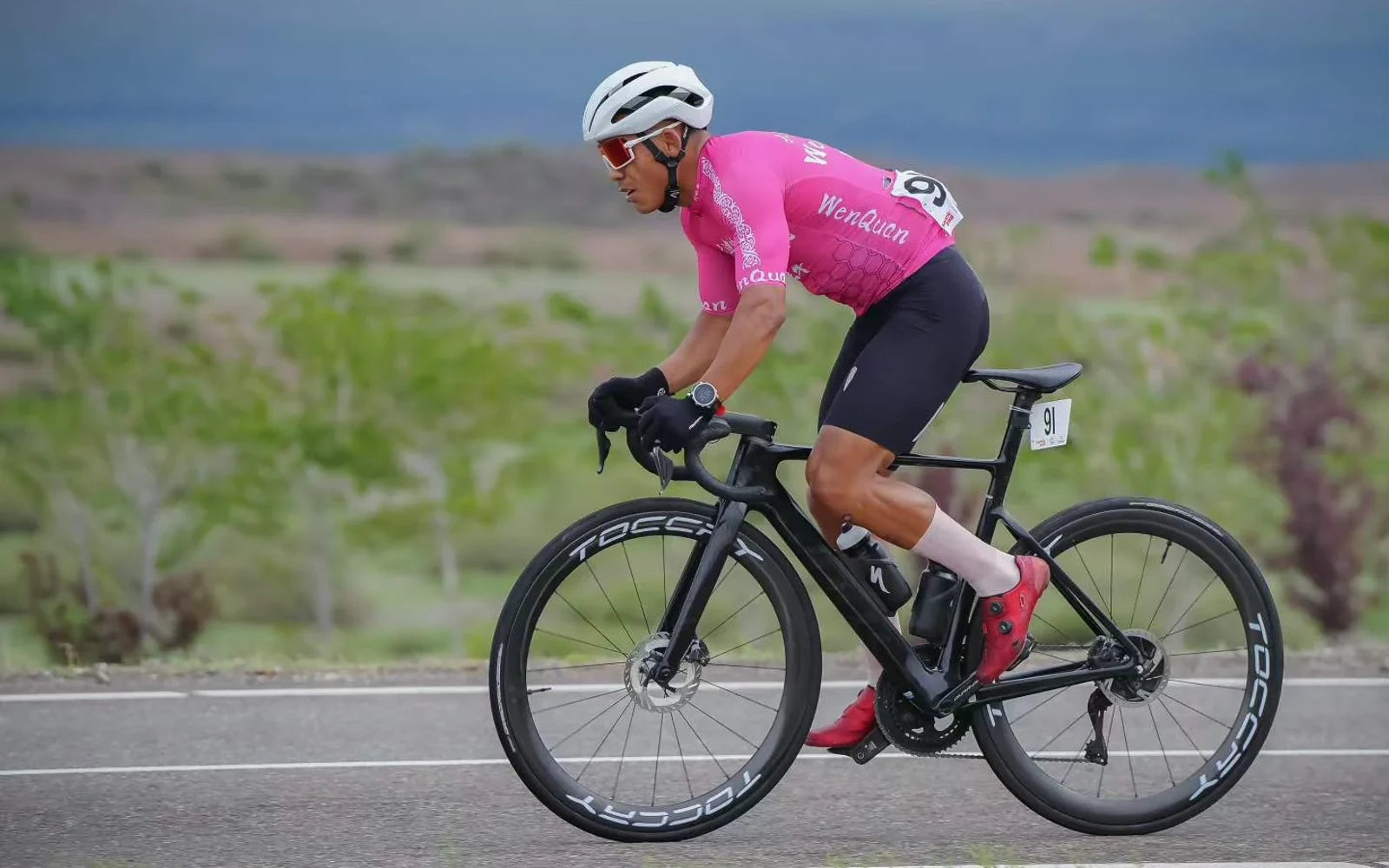 Rider on a bicycle fitted with TOCCAY wheels